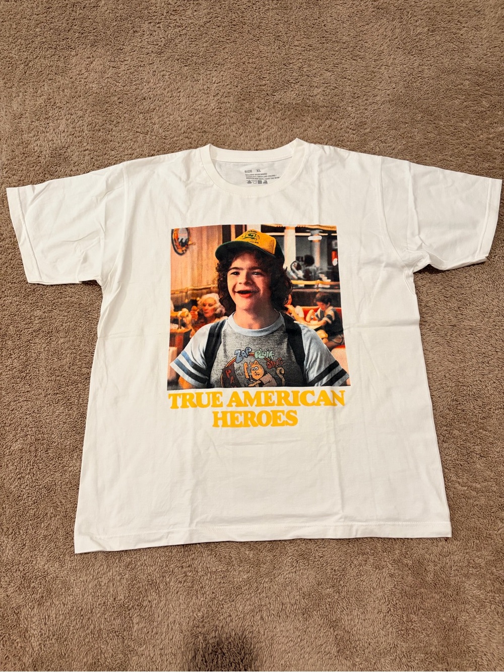 Stranger Things Dustin Graphic Tee White True American Heroes Shirt XL - 028